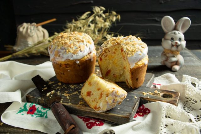 Куличи на Пасху с курагой и миндалём — пышные и ароматные