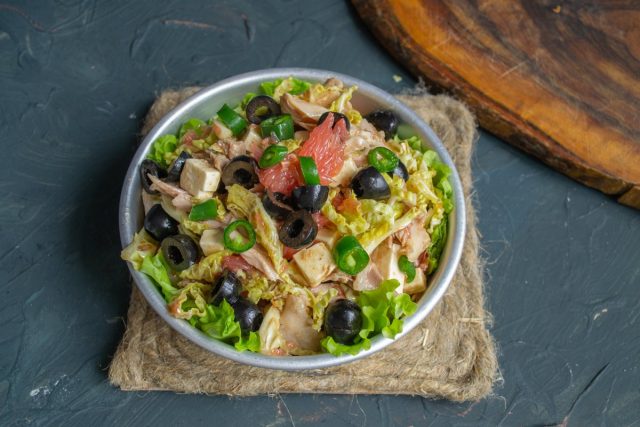 Полезный салат с курицей и грейпфрутом готов