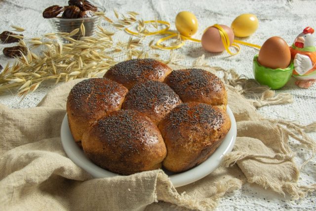 Сладкий пасхальный хлеб с финиками без сахара