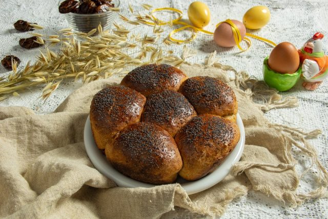 Сладкий пасхальный хлеб с финиками без сахара