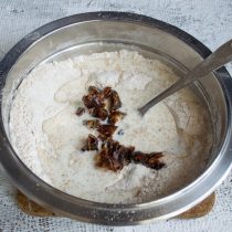 Добавляем нарезанные финики в миску