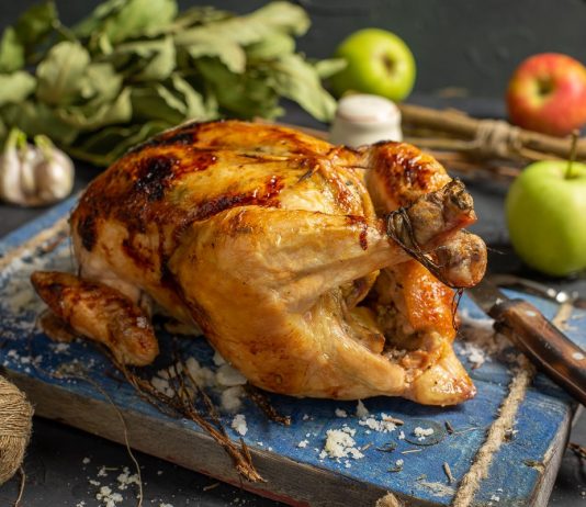 Сочный цыплёнок, запеченный в духовке целиком