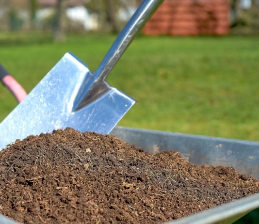 Приготовить компост своими руками под силу даже начинающему садоводу-огороднику