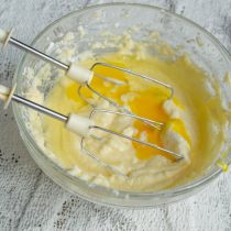 Добавляем куриное яйцо и взбиваем миксером пару минут