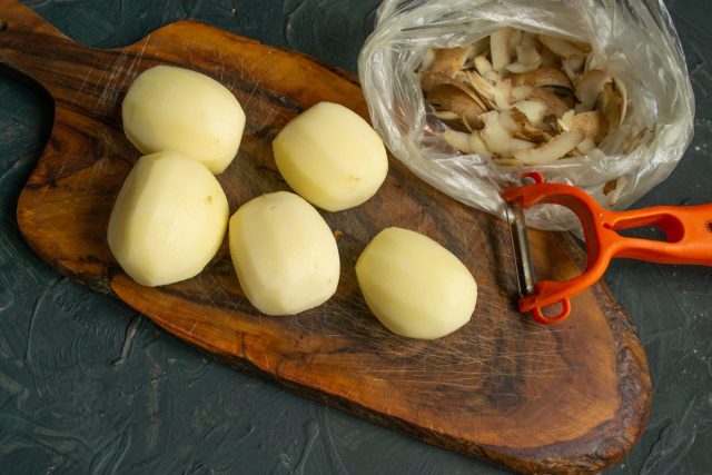 Очищаем картофель от кожуры