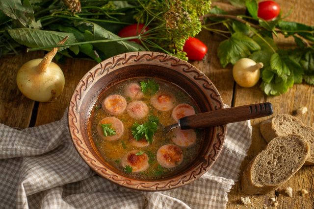 Картофельный суп с сосисками на курином бульоне Картофельный суп с сосисками на курином бульоне