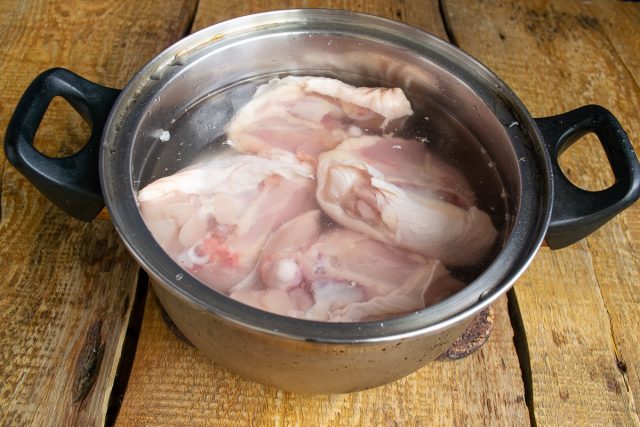 Кладём курицу в глубокую кастрюлю, наливаем два литра холодной воды Кладём курицу в глубокую кастрюлю, наливаем два литра холодной воды