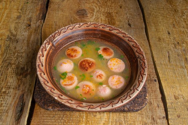 Картофельный суп с сосисками на курином бульоне готов Картофельный суп с сосисками на курином бульоне готов
