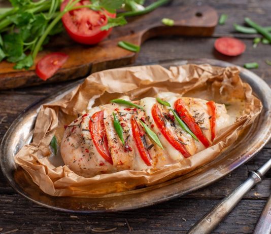 Куриное филе в стиле «Капрезе» с томатами и моцареллой