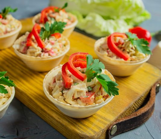 Лёгкий крабовый салат в тарталетках
