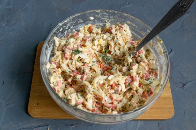Перчим, тщательно перемешиваем, по вкусу солим