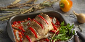 Морской окунь, запеченный в духовке с овощами