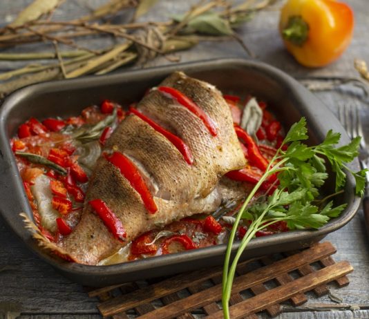 Морской окунь, запеченный в духовке с овощами