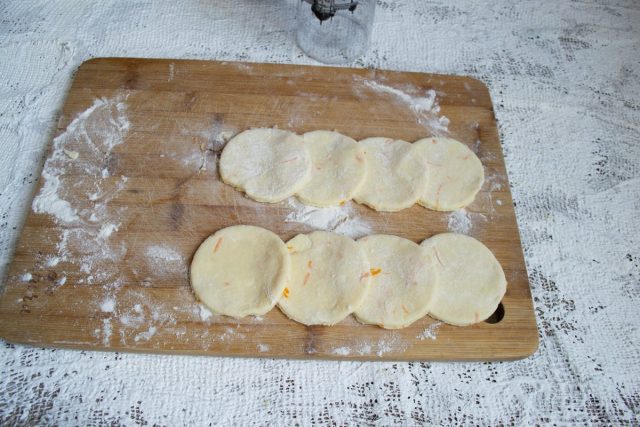 Кладём внахлёст по четыре кружочка в ряд