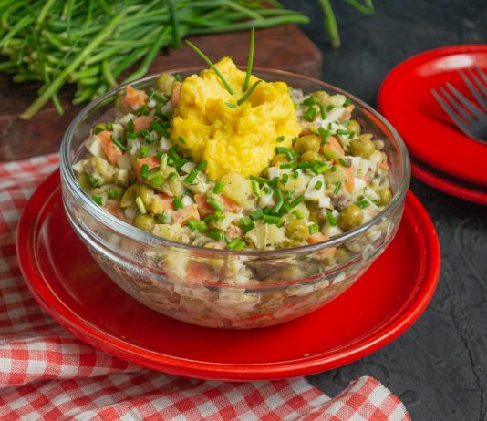 Простой рыбный салат с сайрой - Рецепты Простой рыбный салат с сайрой