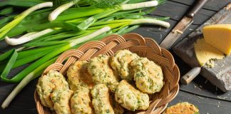 Сырное печенье с луком и укропом на завтрак