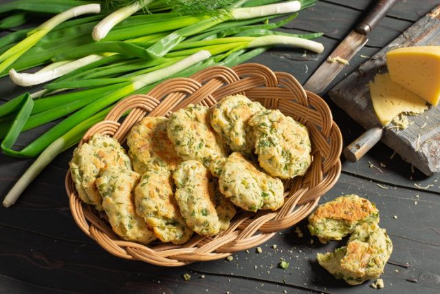 Сырное печенье с луком и укропом на завтрак