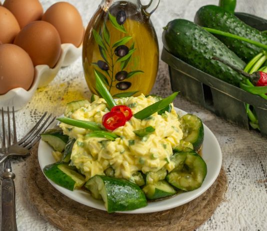 Битые огурцы с яичным салатом — просто и вкусно