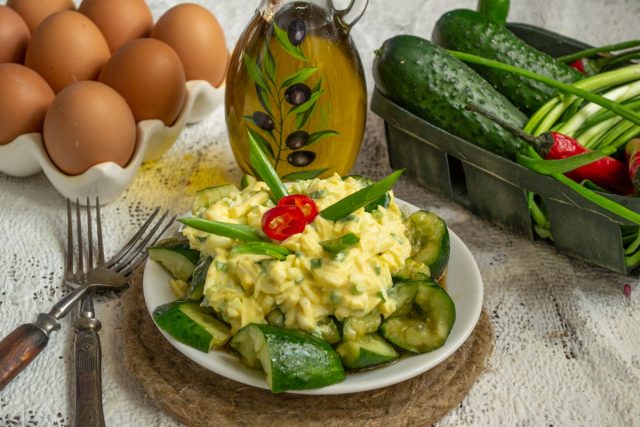 Битые огурцы с яичным салатом — просто и вкусно Битые огурцы с яичным салатом — просто и вкусно