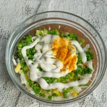 Приправляем салат жирной сметаной, солим по вкусу, насыпаем молотую куркуму