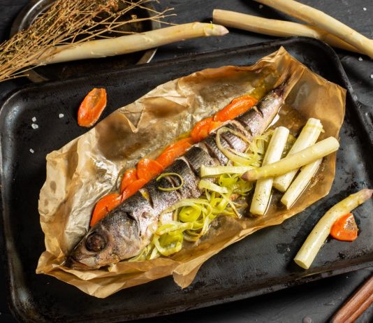 Диетическая рыба с овощами в духовке