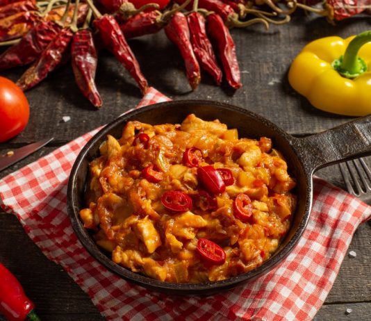 Домашний гуляш из куриной грудки по-венгерски