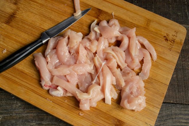 Нарезаем мясо тонкими полосками