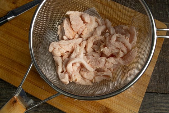 Высыпаем курочку на сито с крупной сеткой, встряхиваем