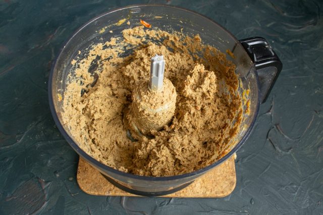 Измельчаем продукты до получения однородной массы