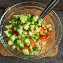 Добавляем порезанный кубиками огурец