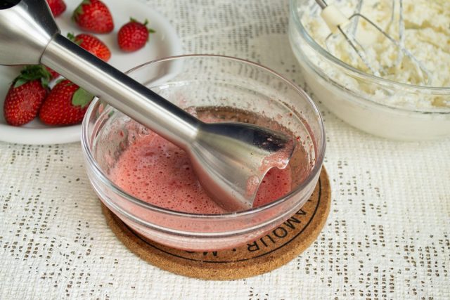 Измельчаем клубнику с мёдом блендером