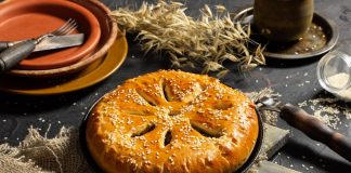 Пышный дрожжевой пирог с печенкой и луком