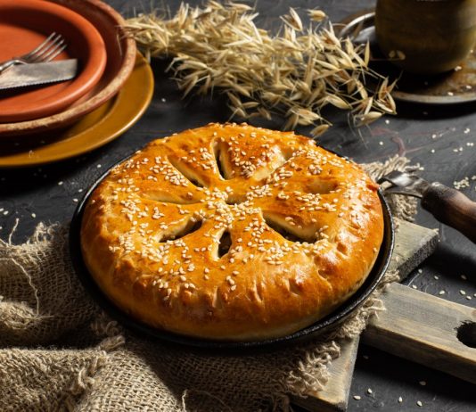 Пышный дрожжевой пирог с печенкой и луком