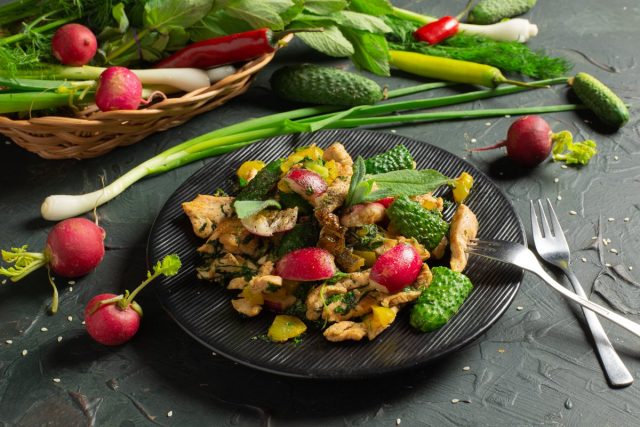 Тёплый диетический салат с куриной грудкой и шпинатом