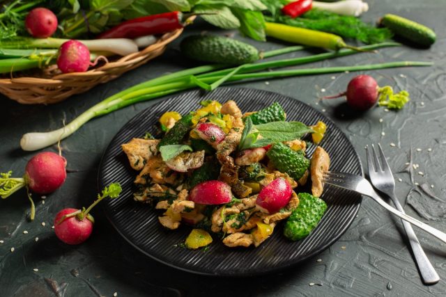 Тёплый диетический салат с куриной грудкой и шпинатом Тёплый диетический салат с куриной грудкой и шпинатом