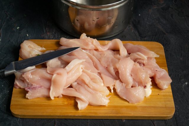 Филе куриной грудки нарезаем тонкими узкими полосками