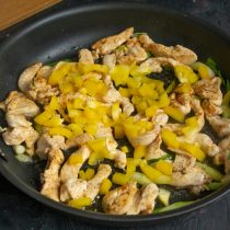 Сладкий перец режем небольшими кубиками, отправляем в сковороду 