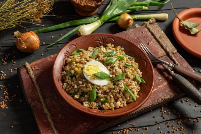 Вкусная гречневая каша с рубленными яйцами и луком   