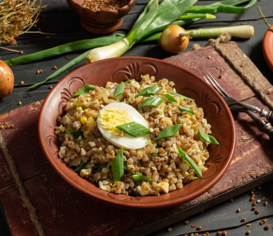 Вкусная гречневая каша с рубленными яйцами и луком   