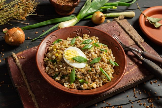 Вкусная гречневая каша с рубленными яйцами и луком Вкусная гречневая каша с рубленными яйцами и луком