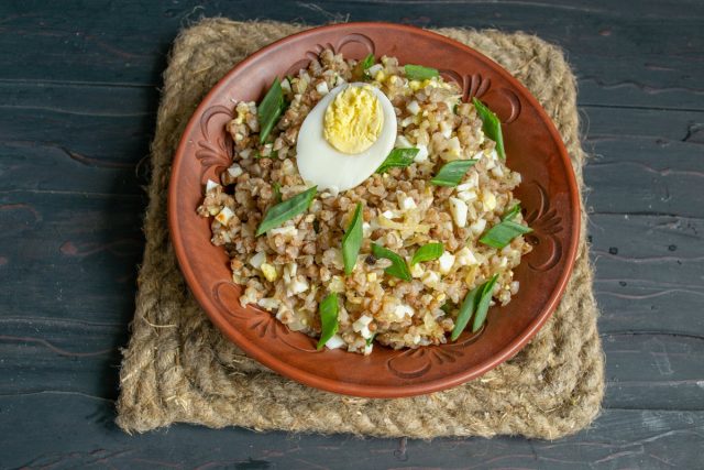 Вкусная гречневая каша с рубленными яйцами и луком готова