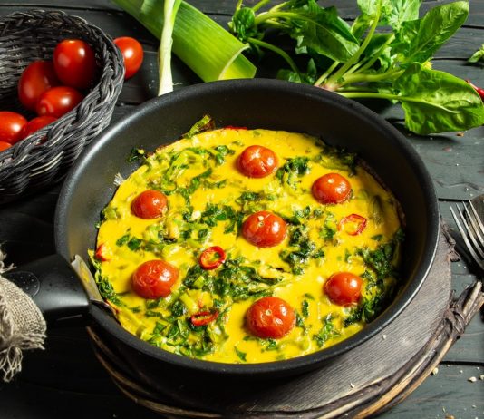 Вкусный омлет со шпинатом и помидорами для идеального завтрака - Основные блюда и гарниры Вкусный омлет со шпинатом и помидорами для идеального завтрака