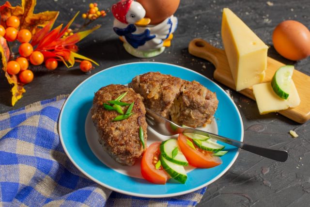 Зразы из говядины «Птичье молоко», или вкусные говяжьи котлеты с начинкой