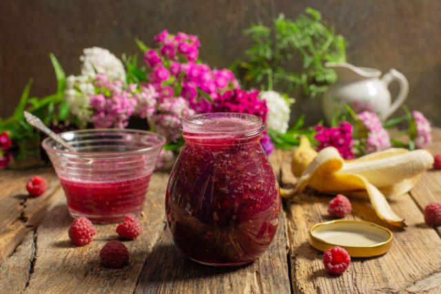 Быстрый джем «Витаминка» из летних ягод с бананом