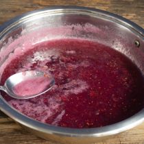 Чистой и сухой ложкой собираем пенку
