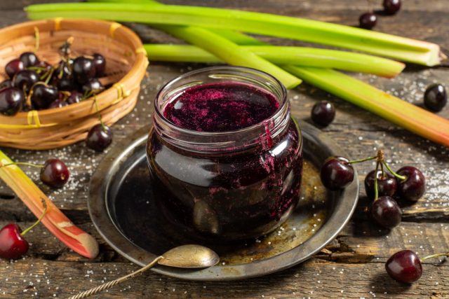 Густой джем с черешней и ревенем на зиму