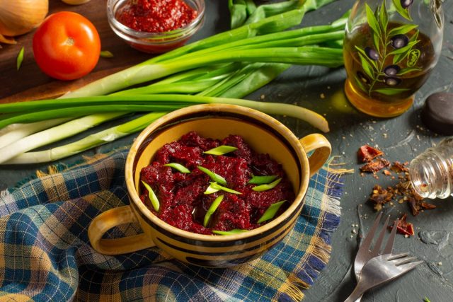 Кисло-сладкая свекольная икра с томатом и луком Кисло-сладкая свекольная икра с томатом и луком