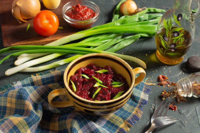 Кисло-сладкая свекольная икра с томатом и луком 