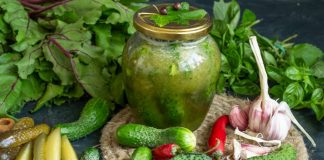 Квашеные огурцы в собственном соку с чесноком и чили
