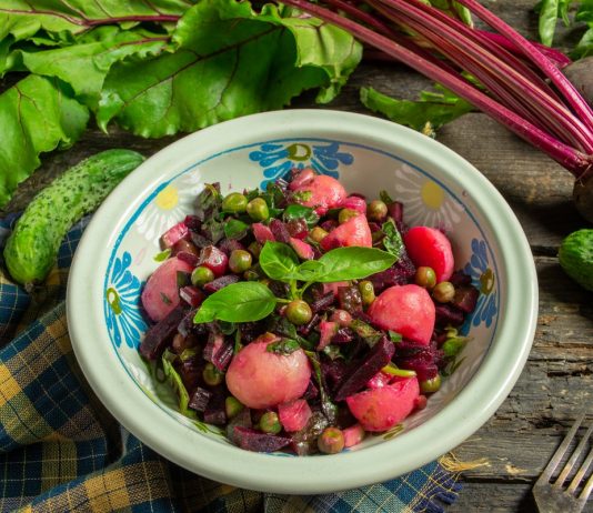 Летний винегрет со свежим огурцом и свекольной ботвой - Постные блюда Летний винегрет со свежим огурцом и свекольной ботвой